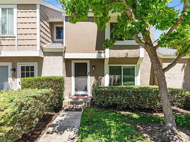 17 Hollowglen — Photo 1