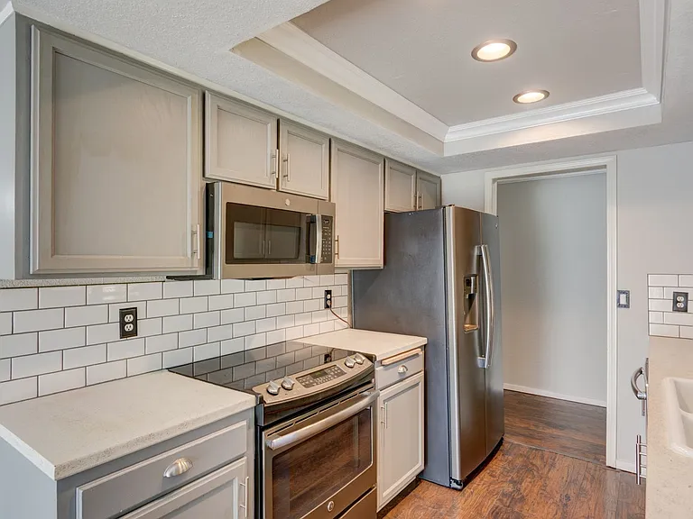899 SW 13th Ave — Photo 5
