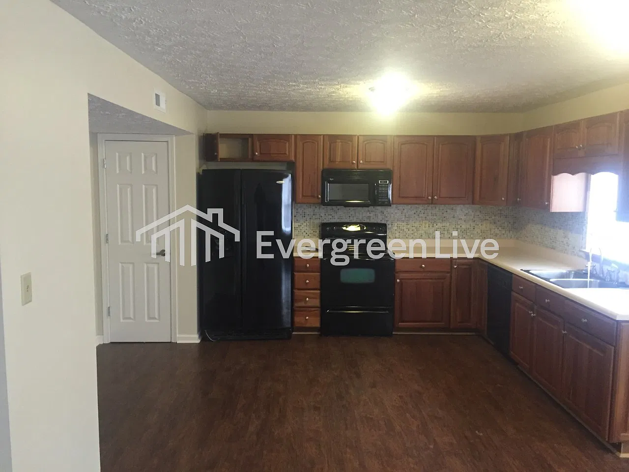 4 bed, 2.5 bath, 2106 sqft, $2,045 — Photo 3