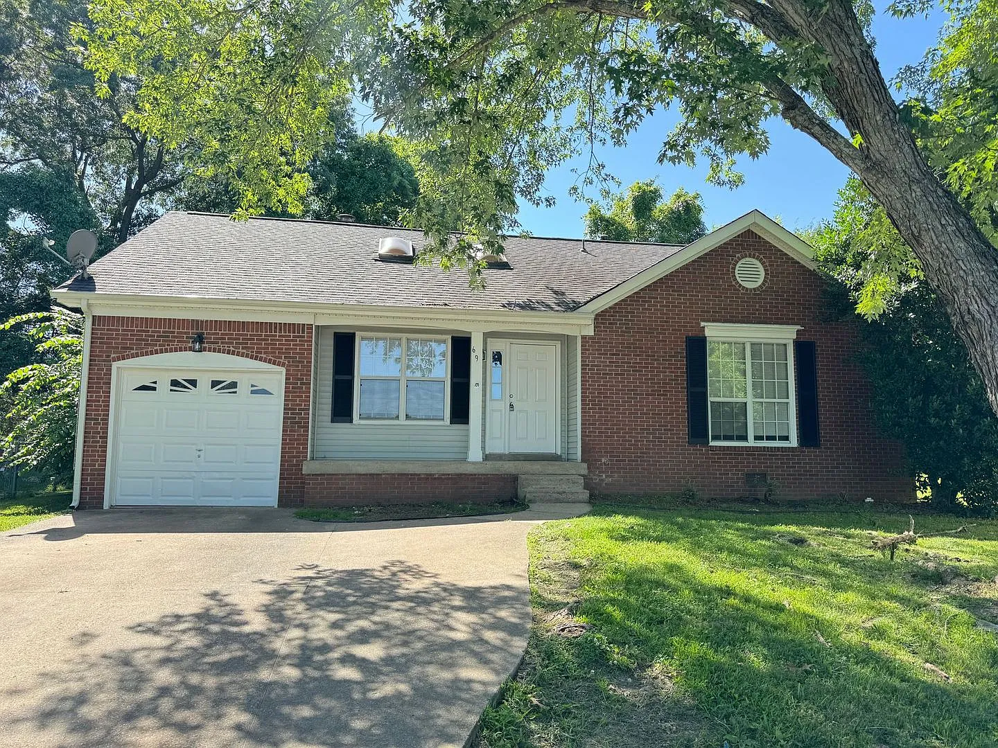 Close to Post! Cute 3 Bed/2 Bath Home Freshly Painted and New Carpet!! — Photo 2