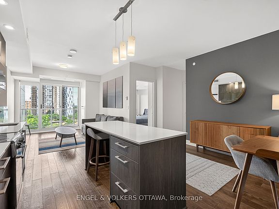 4th image of 255 Bay St #816