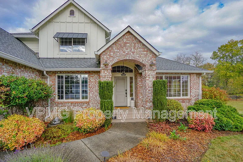 4 bed, 3.5 bath, 3862 sqft, $5,995 — Photo 4