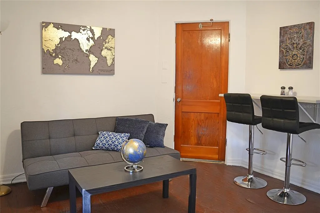 2 bed, 1.0 bath, 650 sqft, $1,800 — Photo 3