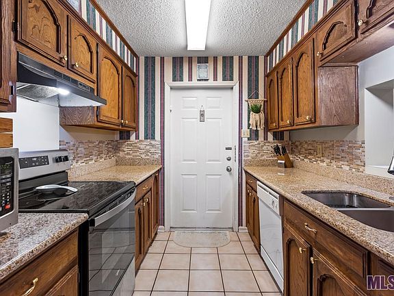 4th image of 4624 Parkoaks Dr APT 14