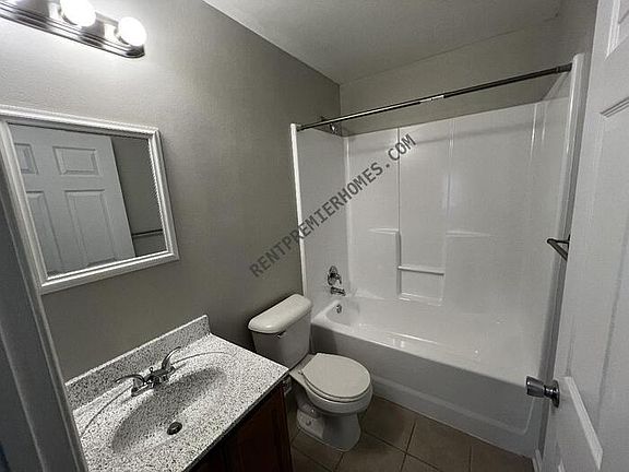 3rd image of 1522 Schaer St