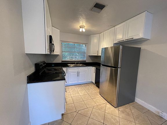 2nd image of 614 Palmer St #A