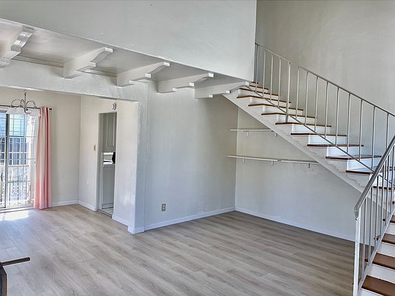 2nd image of 1046 N Crescent Heights Blvd