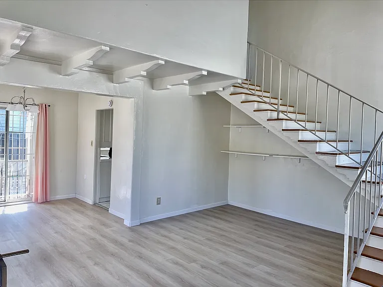 1046 N Crescent Heights Blvd — Photo 2