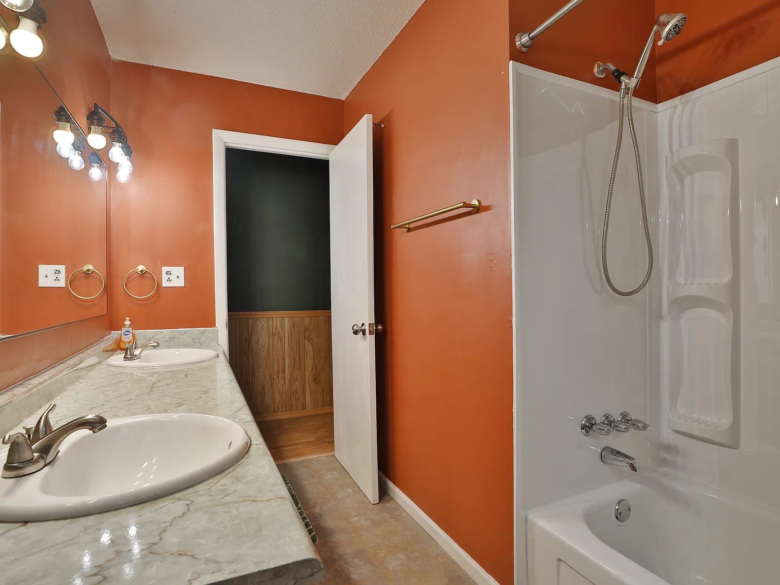 3 bed, 1239 sqft, $2,150 — Photo 2