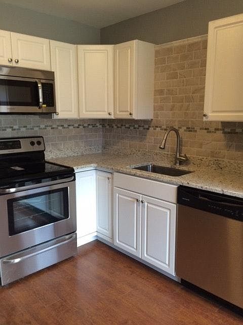 New Kitchen: Granite Counters, New stainless appliances, new