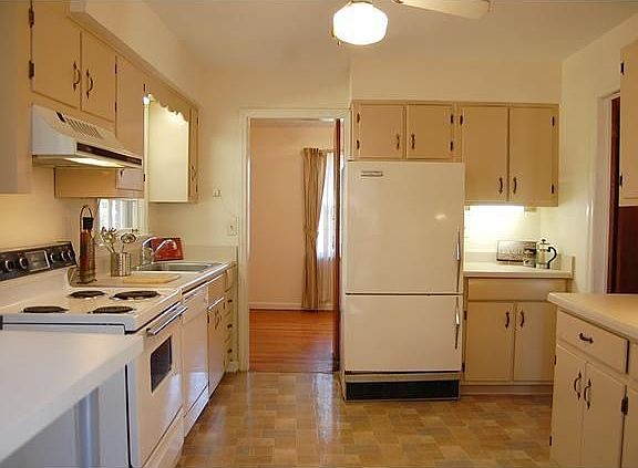 Spacious eat-in kitchen