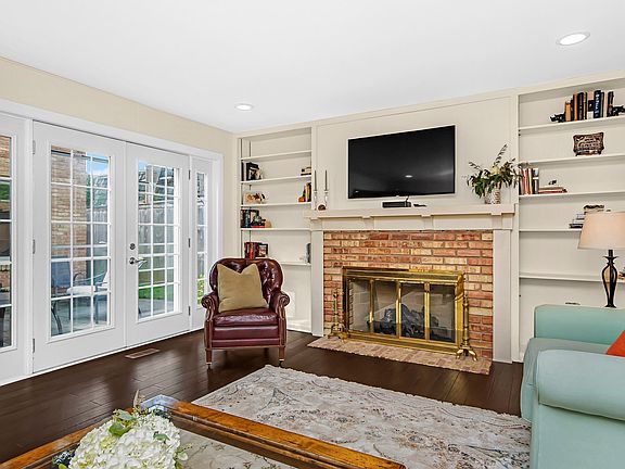 3rd image of 2049 Plymouth Ln