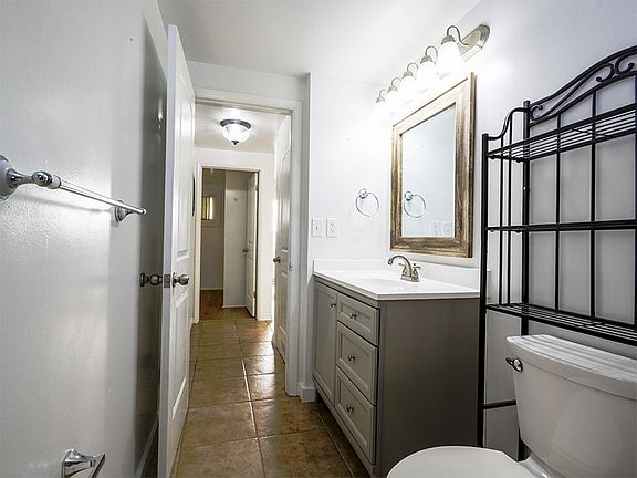 5th image of 219 E Southgate Ave Unit 1