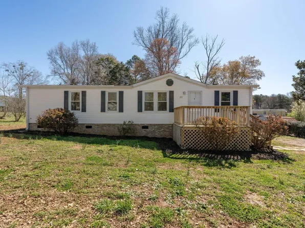 210 Penrose Ln, Wellford, SC 29385