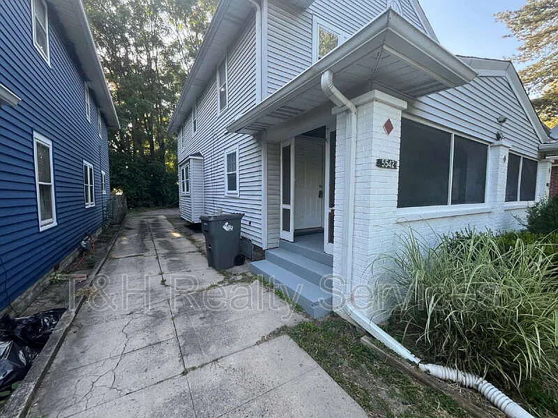 2 bed, 1.0 bath, 1138 sqft, $1,520 — Photo 2