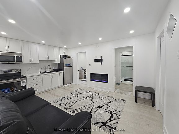 3rd image of 352 Weir St N