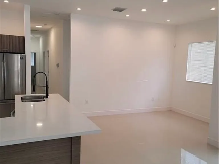 2900 SW 62nd Ave — Photo 10