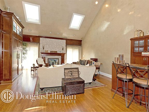 5th image of 10 Amber Ln