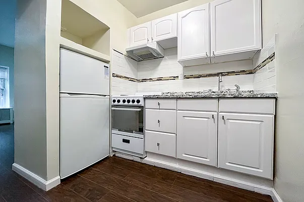 Rented by Coldwell Banker Warburg | media 3