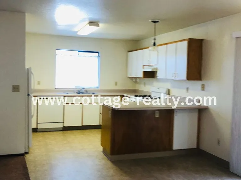 1431 Larissa Cir — Photo 2