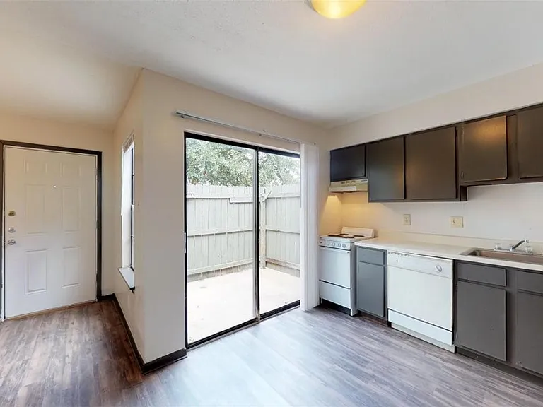 725 Peppertree Dr #11 — Photo 5