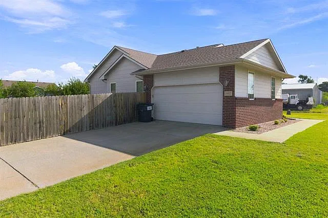 3 bed, 1746 sqft, $1,700 — Photo 2