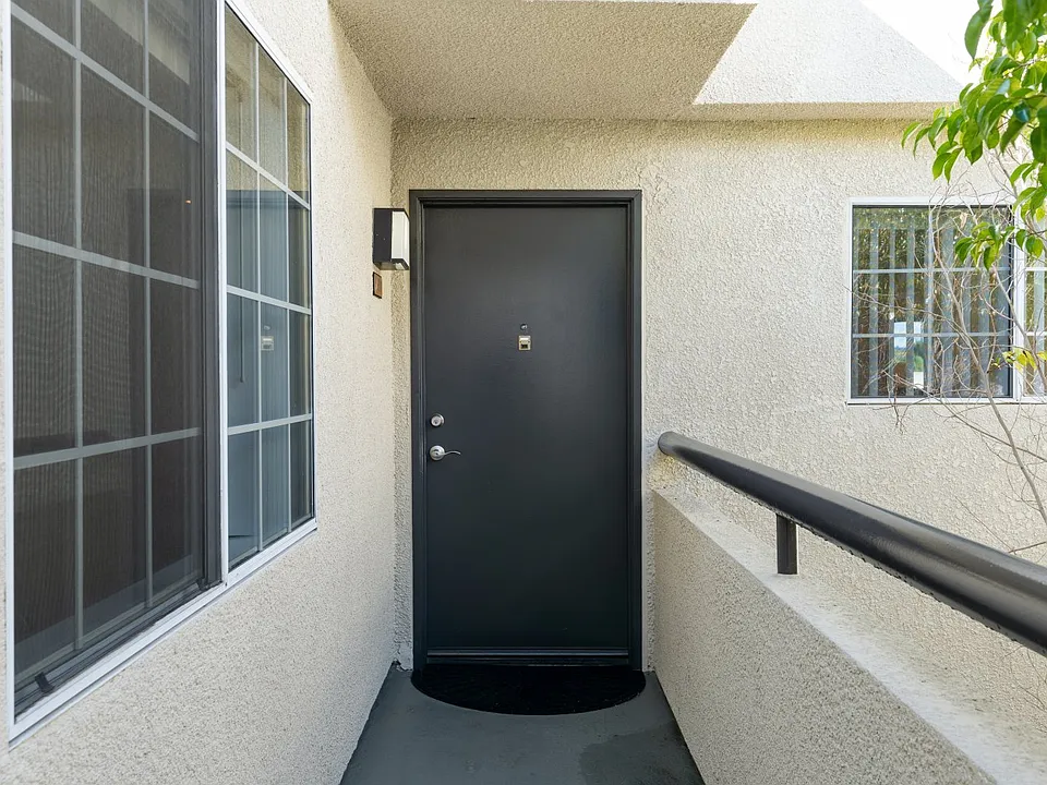 5500 Owensmouth Ave #331