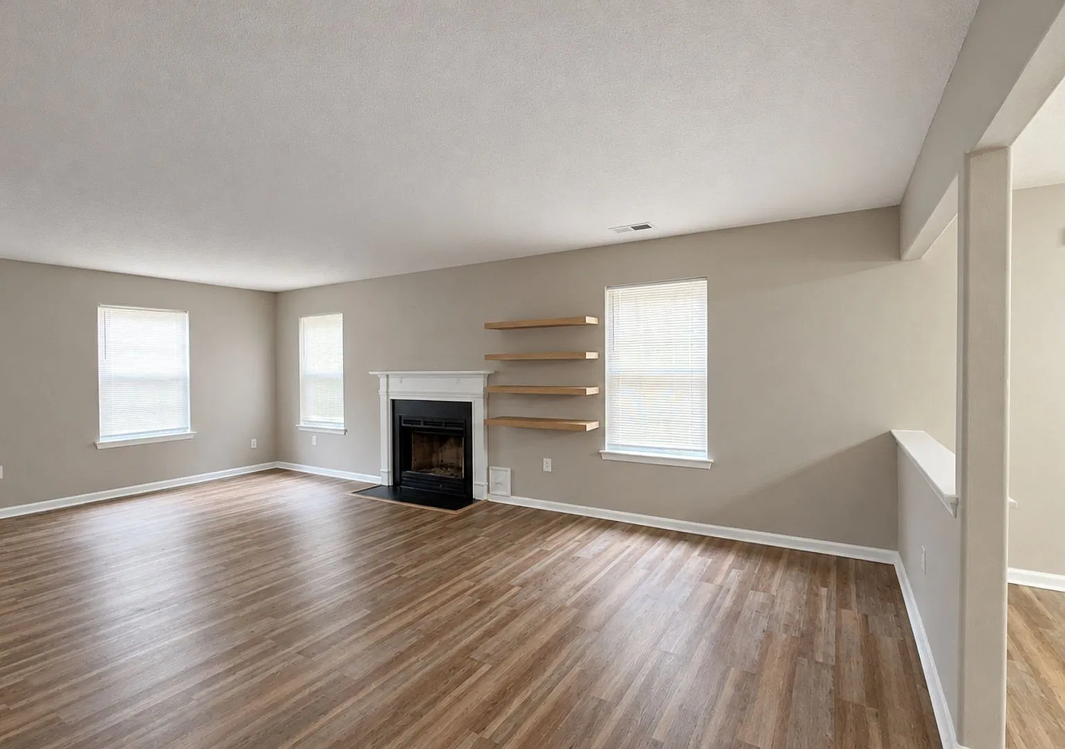 Spacious 3-Bedroom Corner-Unit Townhome with Private Patio in VB! — Photo 3