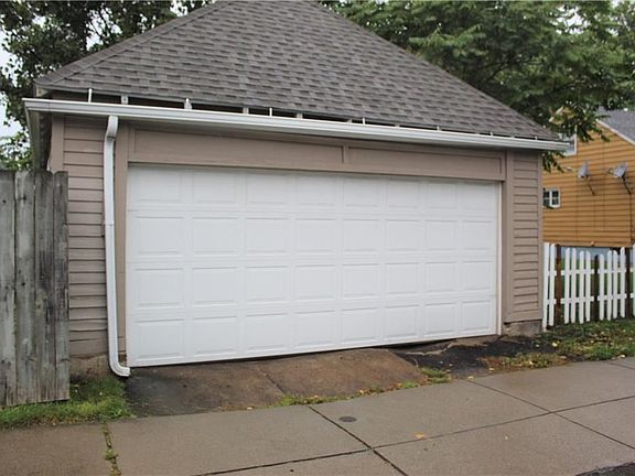 2nd image of 1072 E Lovejoy St
