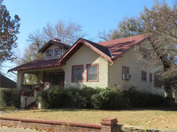 846 N Sycamore St, Iola, KS 66749