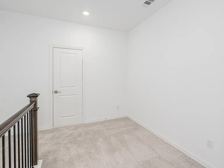 908 Utica Dr — Photo 36