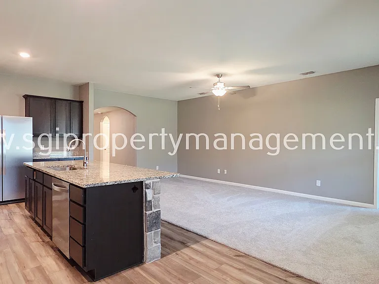 942 Primrose Dr — Photo 9