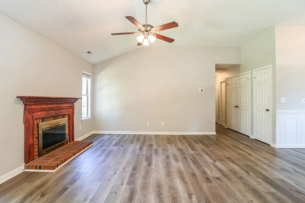 3 bed, 2.0 bath, 1402 sqft, $2,570 — Photo 4