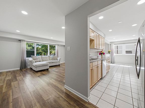 3rd image of 790 Evergreen Ln