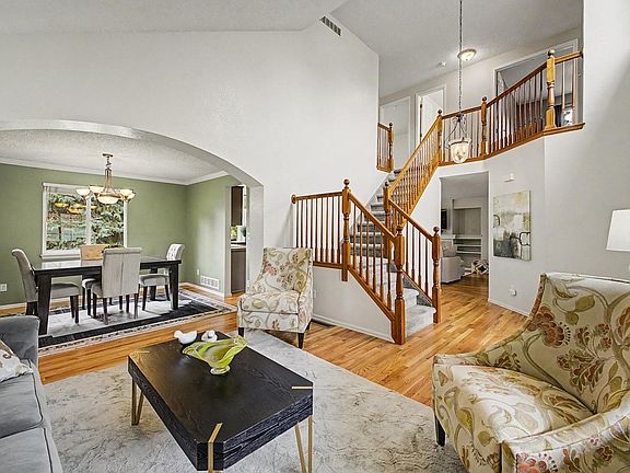 4th image of 223 Yellowfield Way