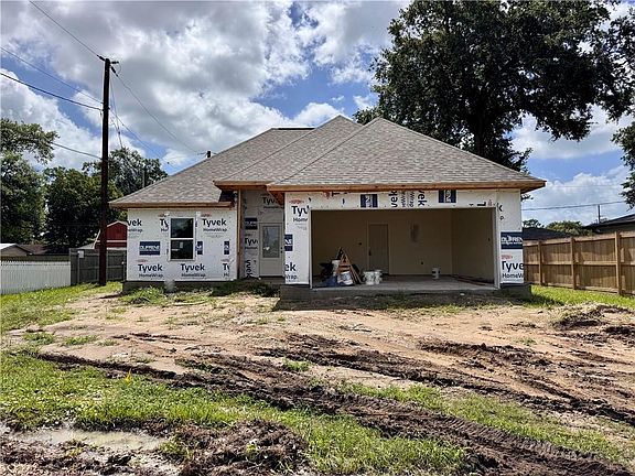 4th image of 10 Bernice Dr