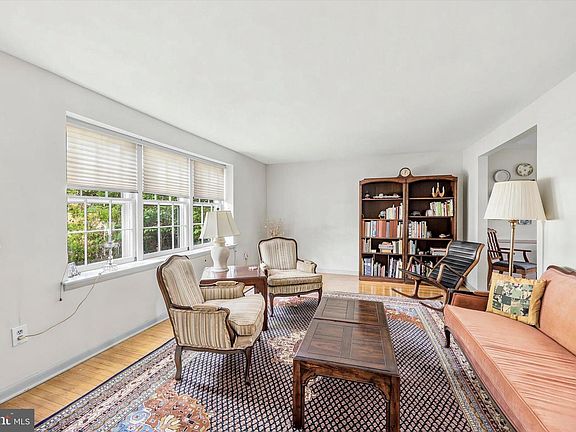 3rd image of 1335 Stephen Way