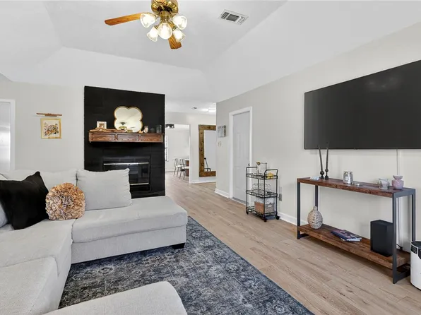 3712 Ravenwood Dr, Bryan, TX 77802