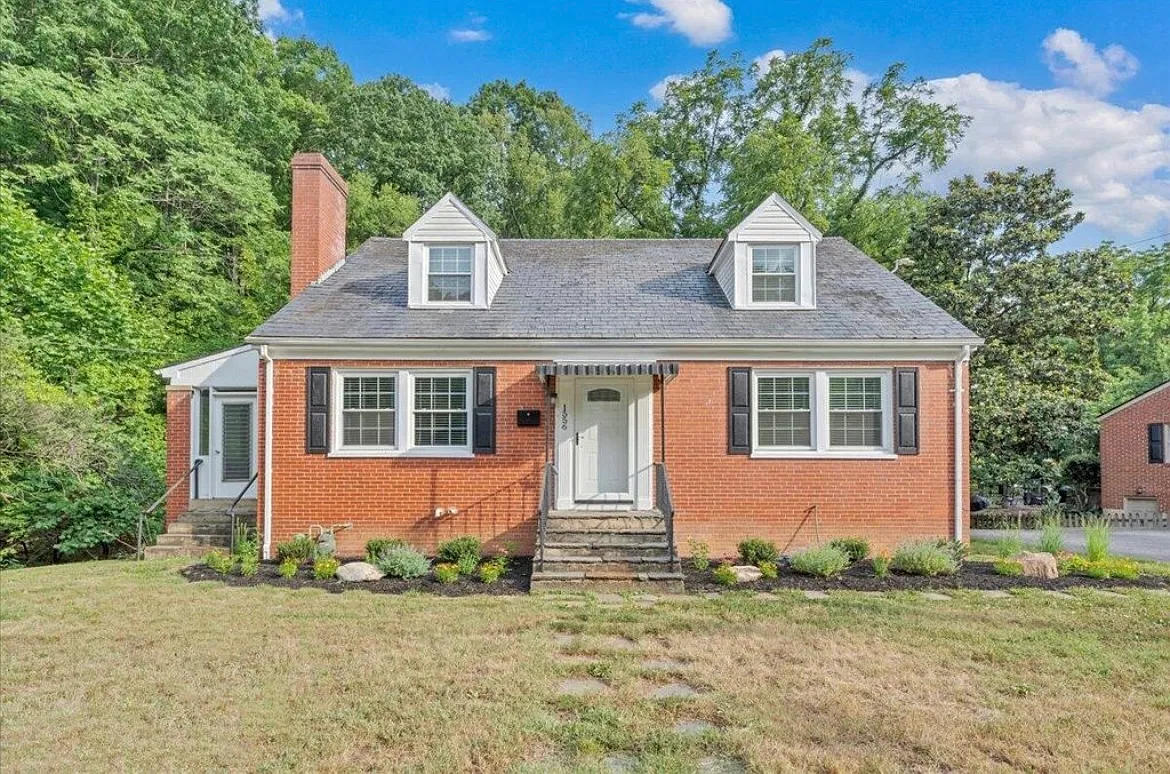 3 bed, 1957 sqft, $2,300 — Photo 1