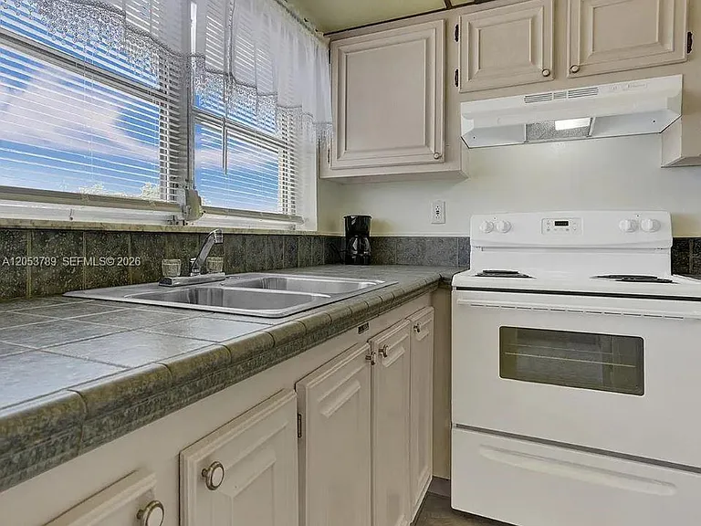 4047 NW 16th St #403 — Photo 9