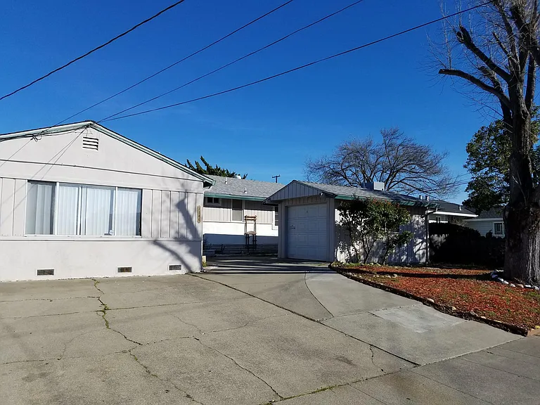 3144 Ida Dr — Photo 2