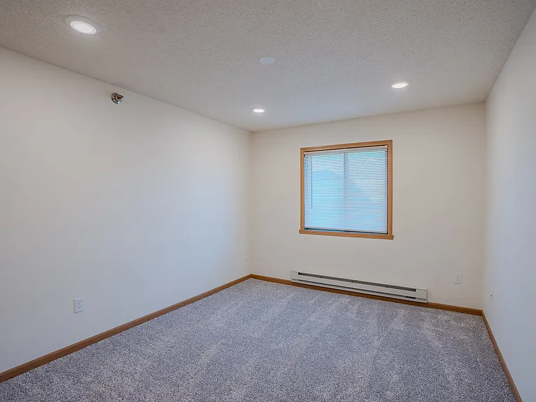 Fargo, ND Lake Crest Apartments | 21E | Bedroom