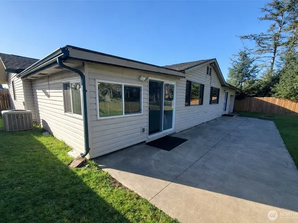 198 Octopus Avenue NE, Ocean Shores, WA 98569