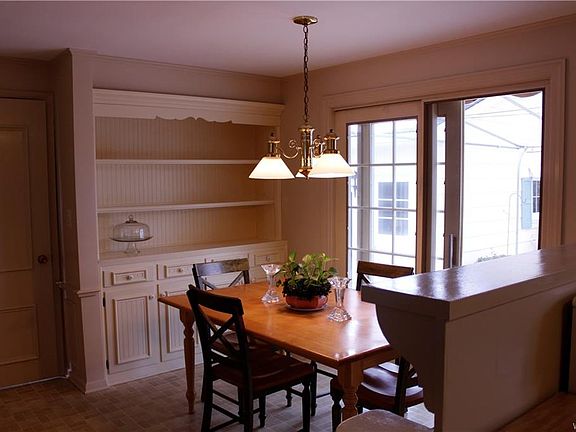 4th image of 60 Greenwood Cir