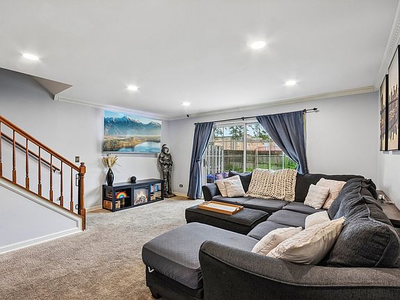 3rd image of 418 Lakeview Cir
