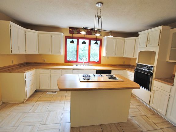 5th image of 122 Hidden Oaks Trl NE