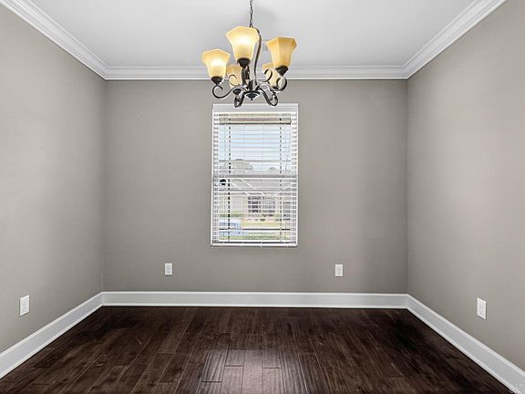 5th image of 608 Surrey Ln