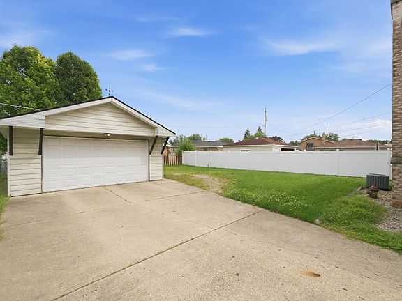 3rd image of 519 Maple Ln