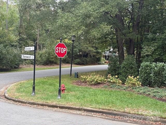2nd image of 982 Cloister Dr