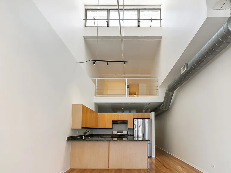 203 S Sangamon St #303 — Photo 6